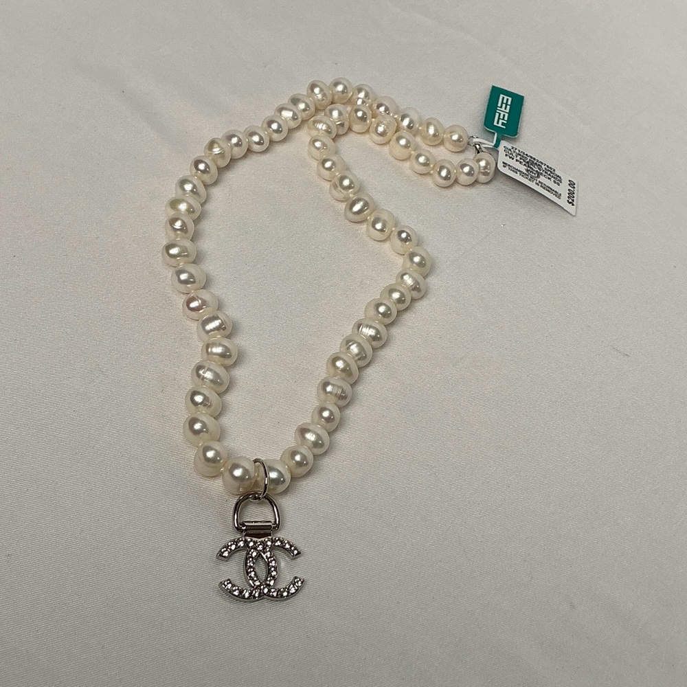 Pearl Necklace with Silver Charm Chanel - Picture 3 of 7